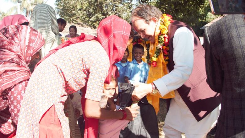 पूर्वमन्त्री डा. नारायण खड्काको पहलमा जोगिदहका विद्यार्थीलाई झोला वितरण