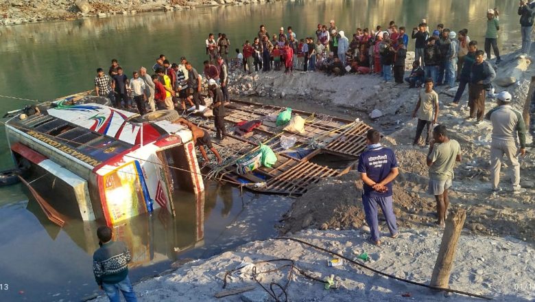 सुनकोसीमा डुब्यो यात्रुवाहक बस, पक्कीपुल सरकारले नबनाउदाकाे उच्चजाेखिम माेल्न बाध्यता