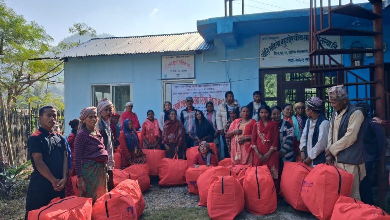 त्रियुगा १६ नं वडाका बिपन्न दलित, अपाङ्ग तथा जेष्ठ नागरिक परिवारलाई फाईवर सिरक वितरण