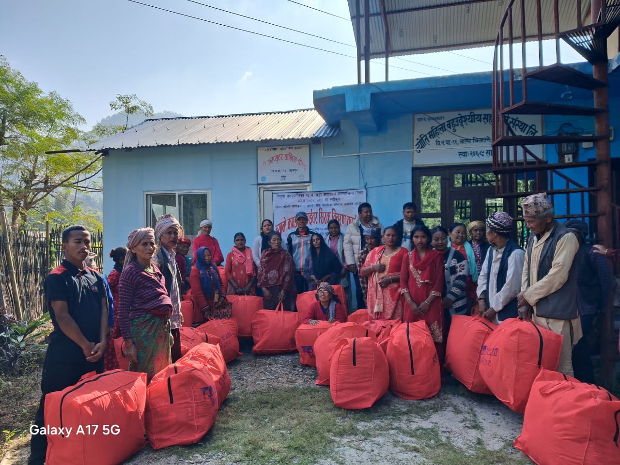 त्रियुगा १६ नं वडाका बिपन्न दलित, अपाङ्ग तथा जेष्ठ नागरिक परिवारलाई फाईवर सिरक वितरण