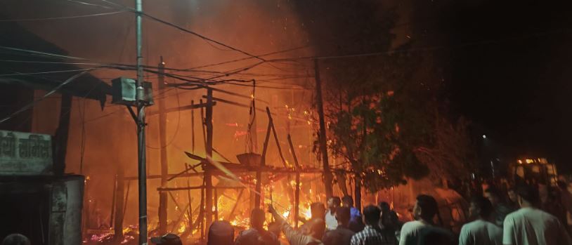 उदयपुरको बेल्टार बजारमा भिषण आगलागी, सुतिरहेका नाती–बाजेको जलेर मृत्यु