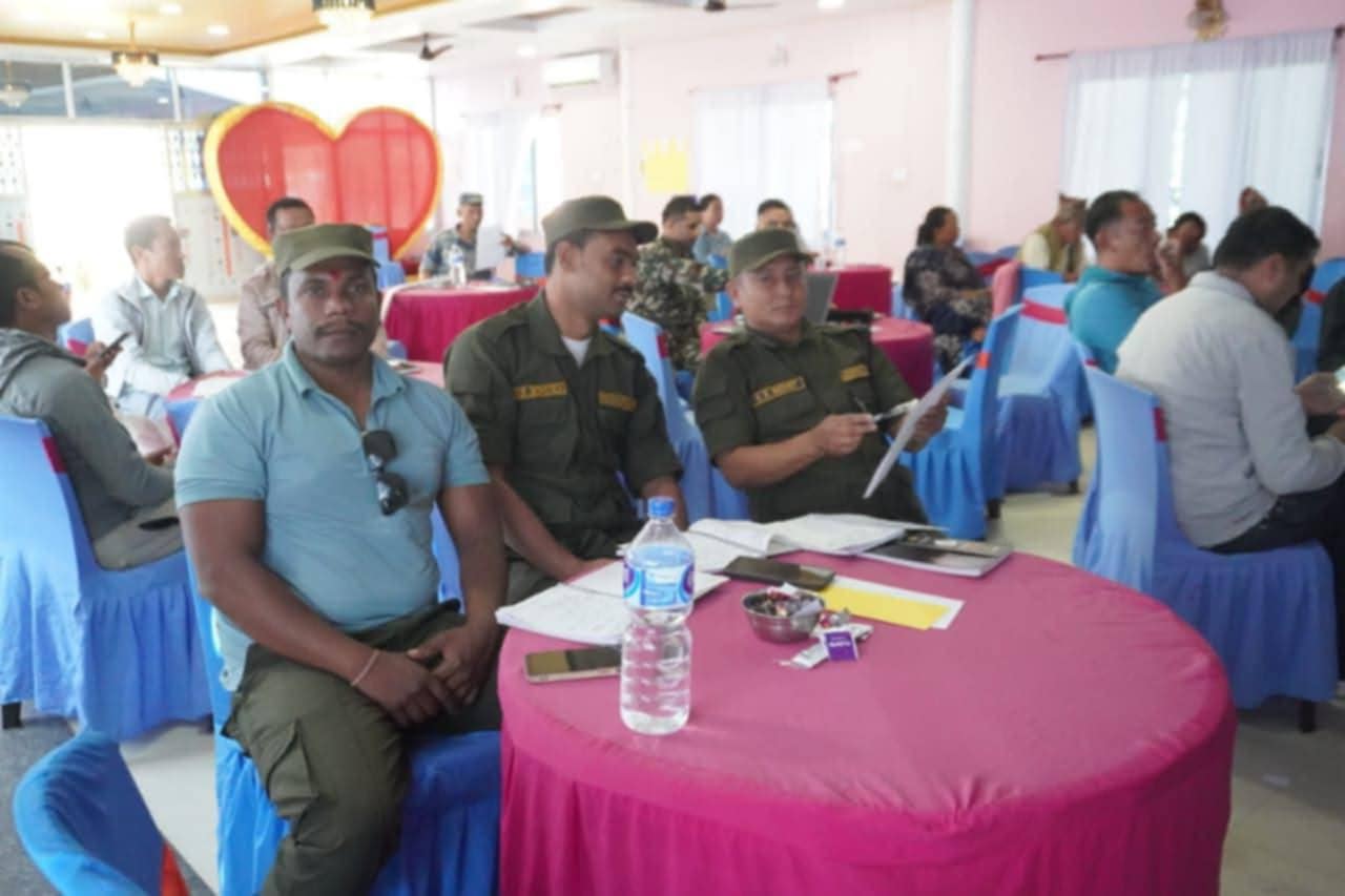 सडक पेटिका फुटपाथ ब्यवसायीहरुलाई  त्रियुगा नगर प्रहरीको ओरेन्टसेन क्लास