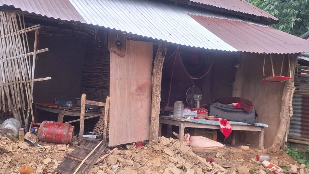 चौदण्डीगढीमा हात्ती आतंक, १३ घरमा क्षती