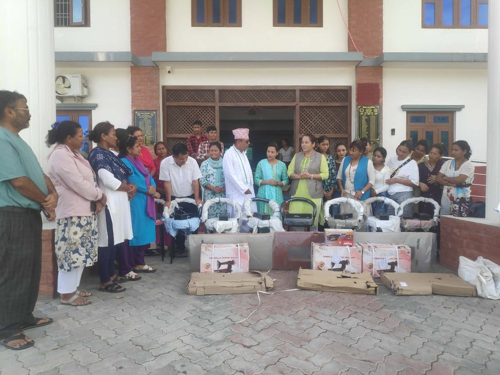 उद्यमीलाई व्यवसाय प्रवर्द्धनका सहायक सामग्री वितरण