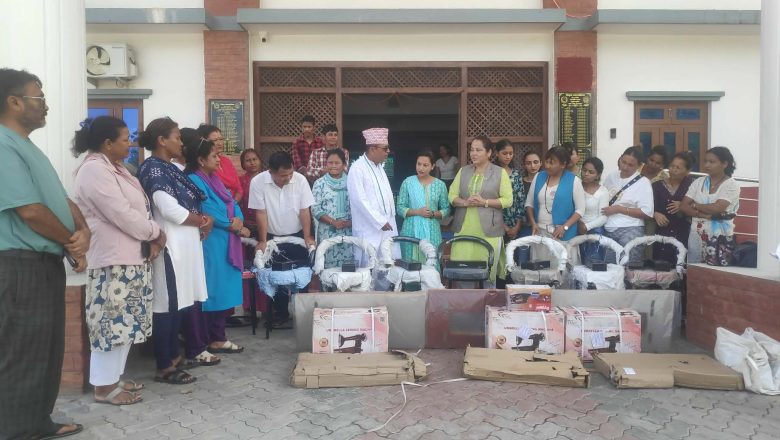 उद्यमीलाई व्यवसाय प्रवर्द्धनका सहायक सामग्री वितरण