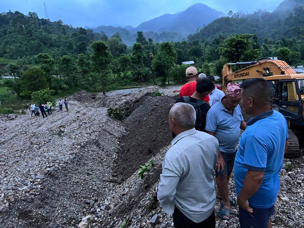राैतामाइकाे पहिरो क्षतीग्रस्त क्षेत्रमा अवलाेकन, किसानलाई राहत पुर्याउने काेशिस
