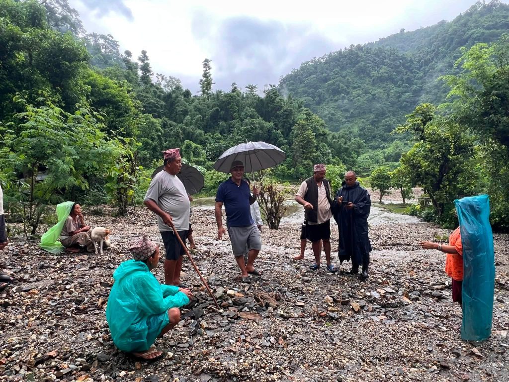निर्माणाधीन सडकका कारण पहिरो, चार बिघा खेतीयोग्य जमिन पुरियो