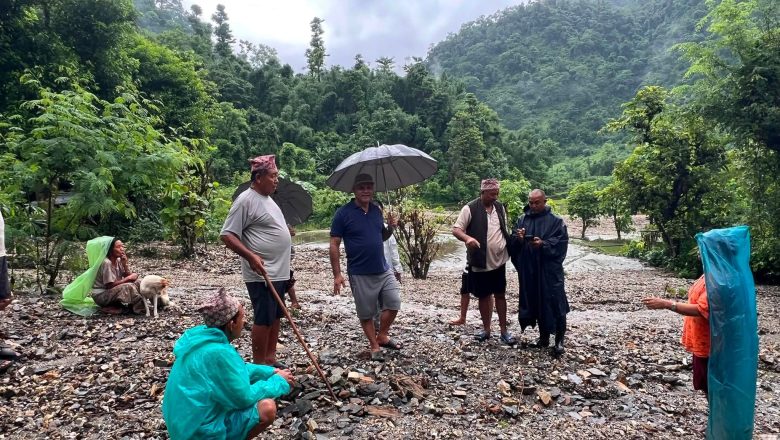 निर्माणाधीन सडकका कारण पहिरो, चार बिघा खेतीयोग्य जमिन पुरियो