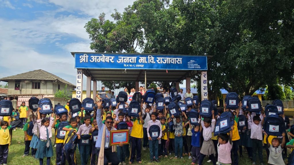 मुक्तिनाथ बिकास बैँक गाईघाट शाखाद्धारा ३२५ विद्यार्थीलाई झोला वितरण
