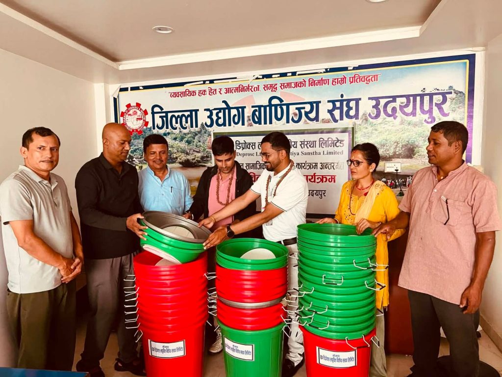 डेप्रोक्स लघुवित्तद्वारा उदयपुरमा डस्टबिन वितरण, सरसफाइ अभियानलाई सहयोग