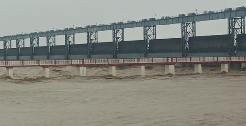 कोशीमा पानीको बहाव २ लाख क्युसेक नाघ्यो, ब्यारेजका २८ ढोका खोलिए