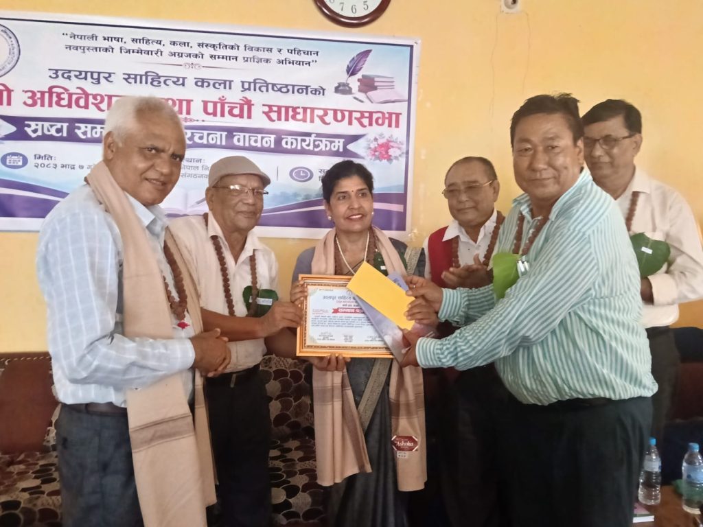 ‘प्रणाम सगरमाथा’ कृतिका लागि भवानी खतिवडालाई शिवलोक साहित्य पुरस्कार