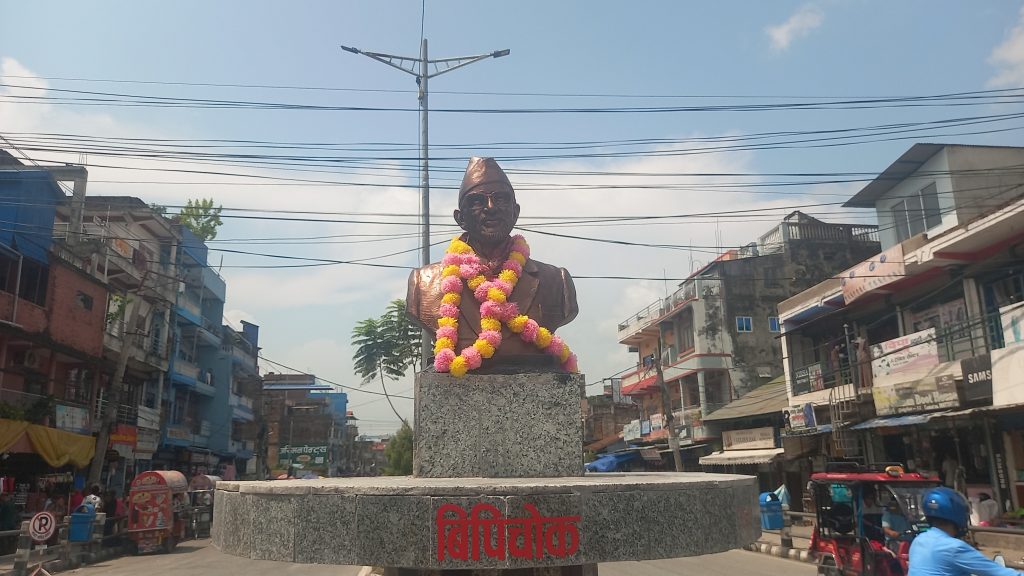 गतवर्ष जेनजी आन्दोलनमा आजैदिन गाईघाटमा भत्काइएको विपी शालिक आजै पुनस्थापना