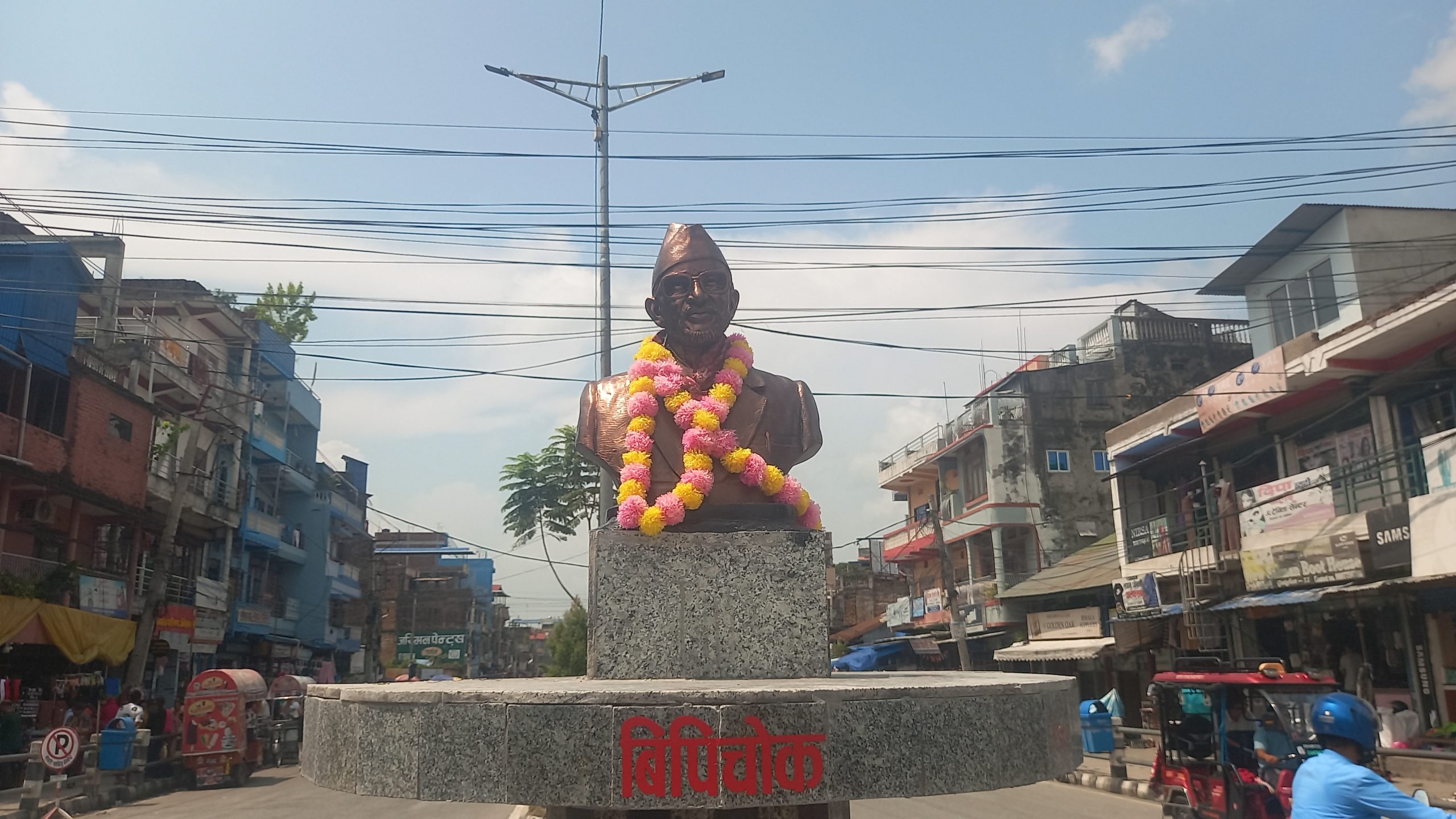 गतवर्ष जेनजी आन्दोलनमा आजैदिन गाईघाटमा भत्काइएको विपी शालिक आजै पुनस्थापना