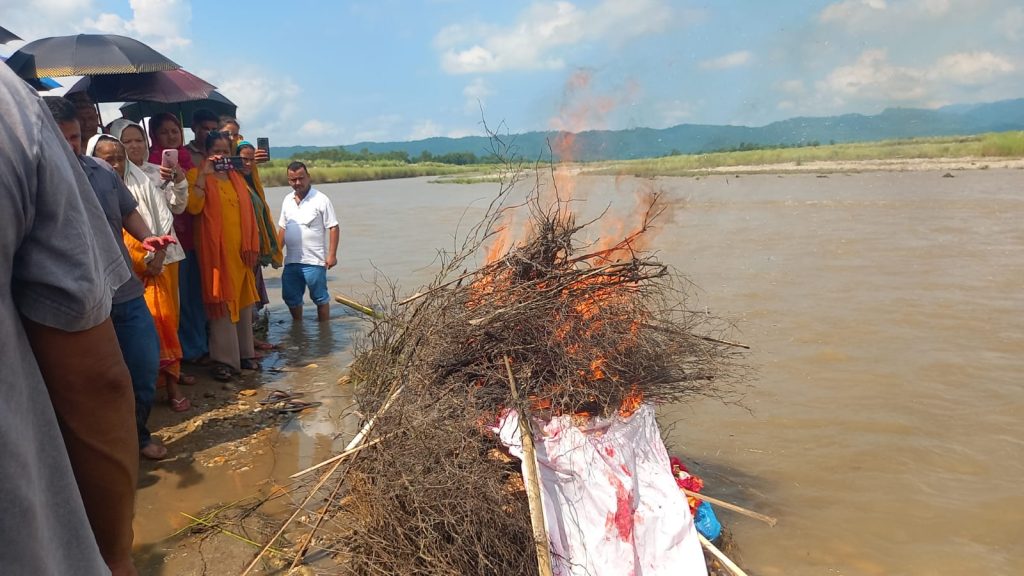१७ दिनपछि कुशको प्रतीकात्मक शव बनाएर देवेन्द्रको अन्त्येष्टि