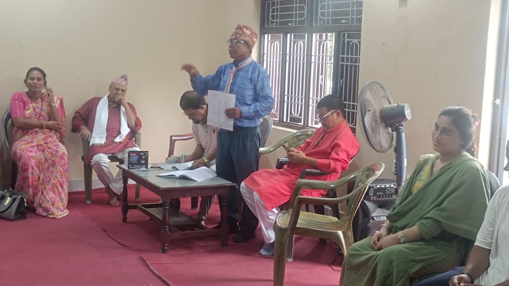 रसुवा बाढिपिडितहरुलाई त्रियुगा १० का २७ टोल विकास संस्थाहरुको १ लाख ४२ हजार आर्थिक सहयोग